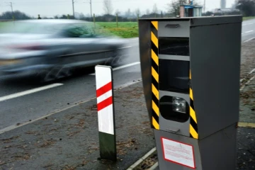 Cinq cents nouveaux "vrais" radars et plus de 10.000 leurres, les premiers en France, vont être installés sur les routes françaises dans les trois ans qui viennent