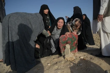 Une Afghane sur la tombe de son fils tué dans un attentat-suicide, le 25 juillet 2016 à Kaboul