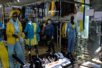 Un magasin aux couleurs de l'Ukraine, le 11 mars 2022 dans le quartier de "Little Odessa" à Brighton Beach, au sud de Brooklyn