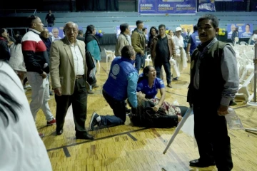 Des personnes viennent en aide à une femme blessée dans la fussillade qui a coûté la vie au candidat à la présidentielle Fernanco Villavicencio, le 9 août 2023 à Quito