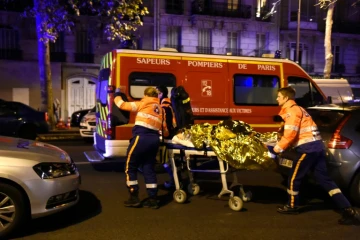 Un blessé est évacué du Bataclan par les pompiers dans la nuit du 13 au 14 novembre 2015 à Paris