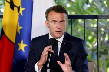 Le président Emmanuel Macron lors d'un réunion avec des représentants locaux à Nouméa en Nouvelle-Calédonie, le 23 mai 2024