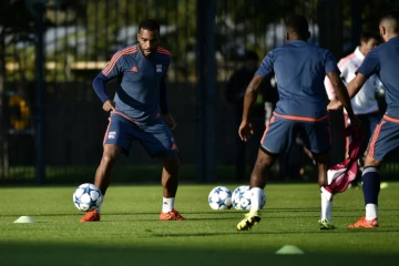 Alexandre Lacazette et les Lyonnais préparent le match contre Valence en Ligue des champions à Tola Vologe, le 28 septembre 2015