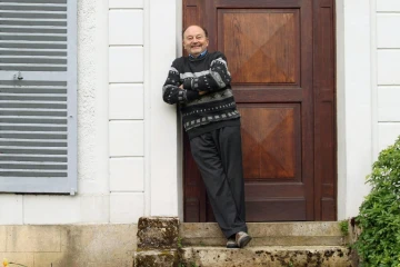 Michel Tournier devant sa maison à Choisel, le 4 avril 2005