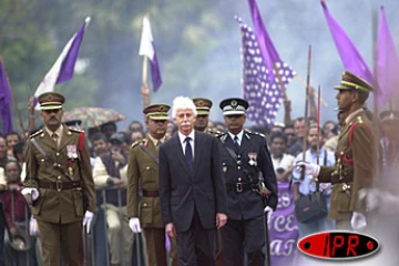 Mardi 30 septembre 2003.
Lors de la cérémonie d'investiture de Paul Bérenger au poste de Premier ministre de Maurice