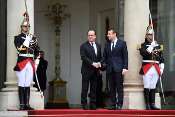 Emmanuel Macron est accueilli par son prédécesseur François Hollande, le 14 mai 2017 à l'Elysée