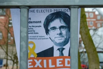 Portrait de l'ancien président élu de Catalogne Carles Puigdemont, le 27 mars 2018 suspendu au mur de la prison de Neumuenster (nord de l'Allemagne) où il était détenu 