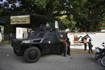 Des blindés devant la caserne de Cotiza, dans le nord de Caracas, où s'étaient réfugiés les insurgés, le 21 janvier 2019
