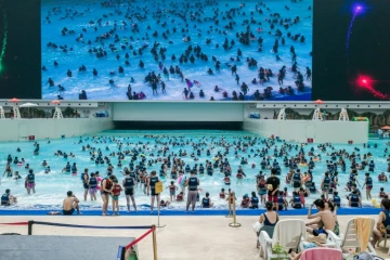 Des gens se baignent dans un mer artificielle dans le "New Century Global Center" de Chengdu, la capitale du Sichuan, le 25 juillet 2016