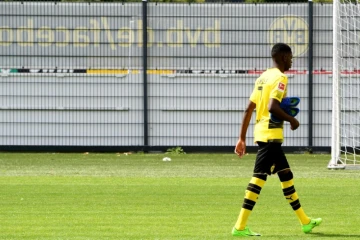 Le Français du Borussia  Ousmane Dembélé quitte la pelouse après la photo officielle de l'équipe, le 9 août 2017 à Dortmund
