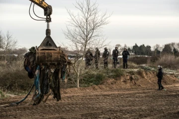 Un bulldozer est à l'oeuvre le 18 janvier 2016 dans le camp de "la Jungle", à Calais, dans le nord de la France