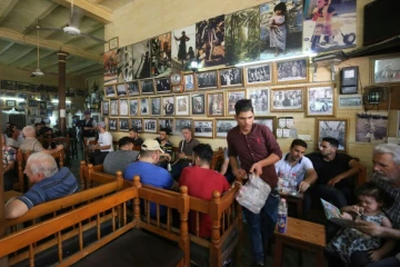 Des Irakiens attablés au café Shabandar, où se retrouve l'intelligentsia, le 18 août 2017 à Bagdad