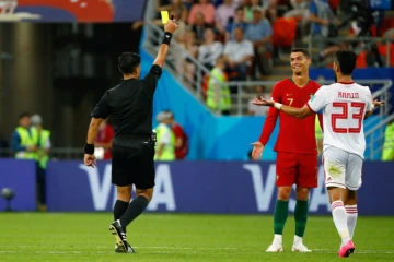 Le Portugais Cristiano Ronaldo écope d'un carton jaune après une faute sur l'Iranien Morteza Pouraliganji, lundi 25 juin 2018 à Saransk