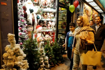 Des Iraniens regardent les décorations de Noël dans des boutiques de Téhéran, le 24 décembre 2016