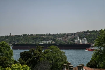 Le Maran Helios, un navire battant pavillon grec, traverse le Bosphore, le 30 mai 2022 à Istanbul