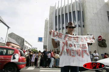 Jeudi 4 mars 2005

Le personnel en grève de la  Banque de La Réunion