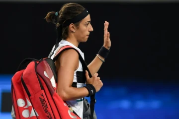 La Française Caroline Garcia salue les spectateurs après sa défaite face à l'Américaine Danielle Collins au 3e tour de l'Open d'Australie, le 18 janvier 2019 à Melbourne 