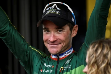 Le Français Thomas Voeckler reçoit le prix de la combativité à l'issue de la 4e étape du Tour de France, le 8 juillet 2014 à Lille 