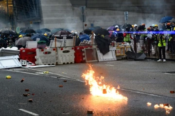 Des policiers tirent des gaz lacrymogènes contre des manifestants à Hong Kong le 25 août 2019