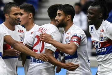 Le milieu de Lyon Nabil Fekir (c) est congratulé par ses équipiers lors du match face au FC Metz, le 29 octobre 2017 à Décines-Charpieu