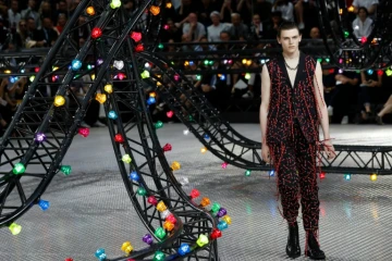 Un mannequin présente une création Dior, le 25 juin 2016 à Paris