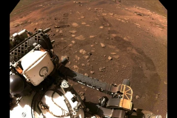 Image fournie par la Nasa le 5 mars 2021 montrant les traces de roues du rover Perseverance qui s'est déplacé de quelques mètres sur Mars