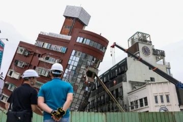 Des engins lourds sont déployés pour démolir le bâtiment Uranus, endommagé lors du tremblement de terre du 3 avril, à Hualien, le 5 avril 2024