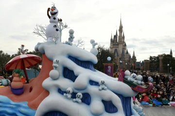 Olaf, ici en statue à Disneyland à Tokyo, a fait fondre le coeur des enfants