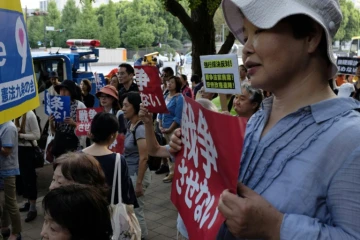 Des manifestants protestent contre les lois élargissant le rôle de l'armée, le 19 septembre 2015 à Tokyo