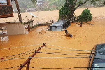 Photographie fournie par l'ONG "Society 4 climate change communication Sierra Leone", montrant des rues inondées à Regent, près de Freetown en Sierra Leone, le 14 août 2017