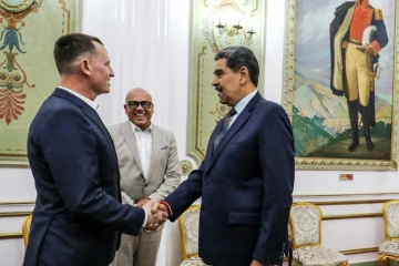 Photo diffusée par la présidence du Venezuela, le 31 janvier 2025, du président vénézuélien Nicolas Maduro accueillant Richard Grenell, l'émissaire du président américain Donald Trump, au palais de Miraflores, à Caracas