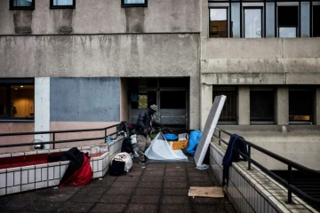 Un migrant installe une tente dans une rue de Lyon, le 7 novembre 20178