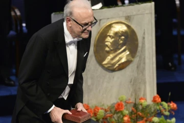 Le prix Nobel de littérature 2014, Patrick Modiano, recevant son prix le 10 décembre 2014 à Stockholm