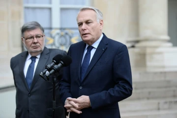 Les ministres des Transports Alain Vidalies et des Affaires étrangères Jean-Marc Ayrault à la sortie d'une réunion de crise le 19 mai 2016 à l'Elysée à Paris