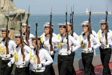 Des fusiliers marins russes défilent à Sébastopol, en Crimée, le 31 juillet 2016
