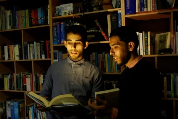 Mosaab Abou Toha (G) et son ami Chadi Salem dans une maison de Beit Lahya dans le nord de Gaza le 20 février 2017