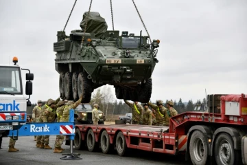 Un blindé américain est chargé sur un camion en vue de son déploiement en Roumanie, le 9 février 2022 sur la base américaine de Vilseck, en Allemagne