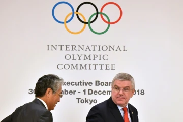 Le président du CIO Thomas Bach (d) et le président du comité olympique japonais Tsunekazu Takeda lors de la commission exécutive, le 30 novembre 2018 à Tokyo tOKY