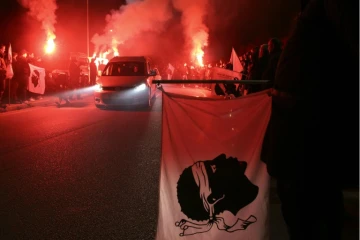 Drapeaux corses, bougies et fumigènes à l'arrivée de la dépouille du militant indépendantiste corse Yvan Colonna à Ajaccio, le 23 mars 2022