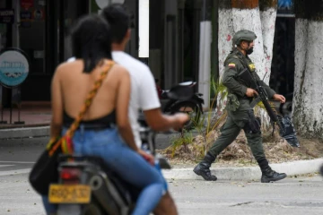 Un membre de la police nationale colombienne garde les rues d'Arauca, en Colombie, près de la frontière vénézuélienne, le 23 janvier 2022