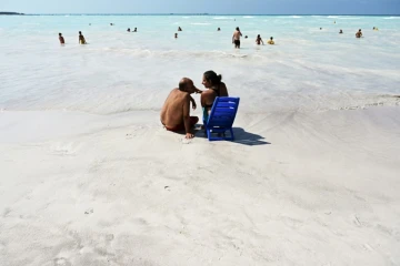 Des vacanciers sur une "plage blanche", le 31 juillet 2019 à Rosignano Solvay, en Toscane