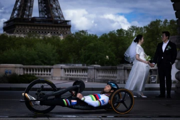 Le cycliste paralympique français Florian Jouanny pose sur le pont Bir-Hakeim à Paris le 6 mai 2024