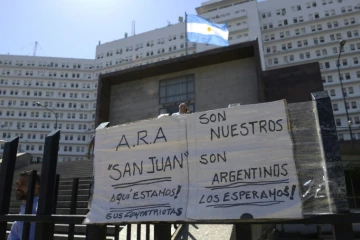 Des posters pour encourager l'équipage du sous-marin argentin disparu ont été apposés devant le quartier général de la Marine à Buenos Aires, le 23 novembre 2017