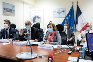 Les ministres français des Affaires étrangères, Jean-Yves Le Drian et de la Défense Florence Parly à la base aérienne 104 Al-Dhafra, le 23 août 2021 aux Emirats arabes unis