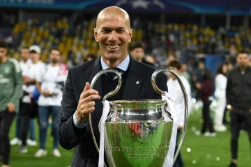 L'entraîneur du Real Madrid Zinédine Zidane soulève pour la 3e fois consécutivement le trophée de la C1 après la victoire face à Liverpool, le 26 mai 2018 à Kiev 