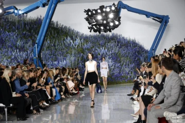 Des mannequins lors du défilé Dior de la semaine de la mode à Paris, le 2 octobre 2015 