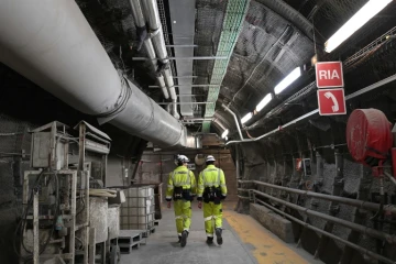 Dans la Meuse, à 500 m sous terre, les ouvriers du futur centre d?enfouissement de déchets nucléaires doivent prévoir ce que deviendront les rebuts les plus radioactifs d?ici à... 400.000 ans.