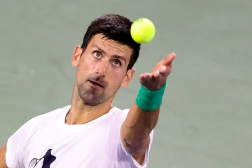Novak Djokovic lors d'une session d'entraînement en amont du tournoi de Dubaï aux Émirats arabes unis le 20 février 2022 