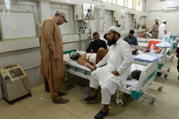 Des blessés sont soignés dans un hôpital après un attentat suicide à Jalalabad en Afghanistan, le 10 juillet 2018