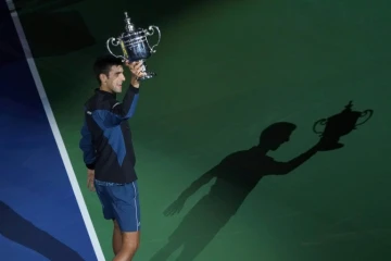 Le Serbe Novak Djokovic brandit le trophée de l'US Open remporté face à l'Argentin Juan-Martin Del Potro, le 10 septembre 2018 à New York